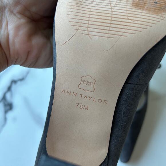 Ann Taylor Gray Suede Pointed Toe Pumps Size 7.5 - Picture 9 of 9